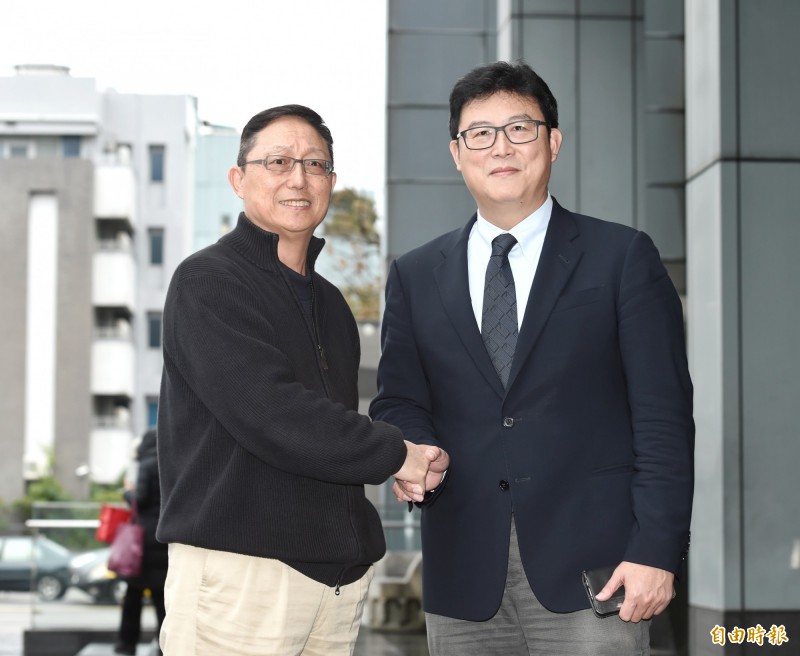 國會觀察基金會董事長姚立明（左）、立委姚文智（右）31日前往電視台錄影，錄影前接受媒體採訪。（資料照）