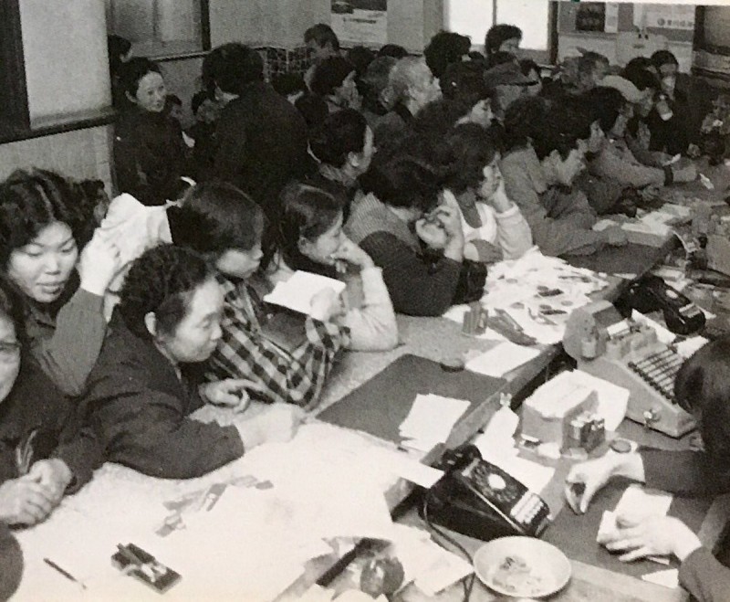 1973年12月，在日本愛知縣豐川市的小坂井町，便憑空上演了一場銀行擠兌危機。（圖：網路）