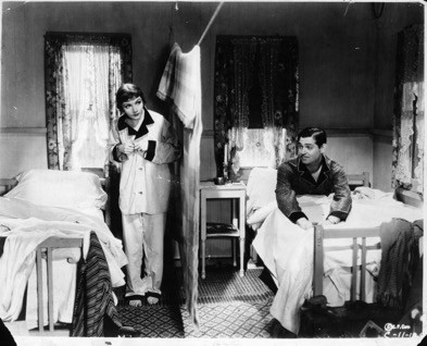 汽車旅館兩人換上睡衣（愛麗穿著彼得的睡衣）準備就寢（IMDb） 克拉克蓋博築牆和寬衣解帶的片段： https://youtu.be/9zUaNKBQ04c