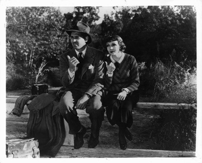 彼得和愛麗豎起大拇指嘗試搭便車的電影宣傳照（IMDb） 兩人嘗試搭便車的片段： https://youtu.be/Ar-hnj5Zsk4