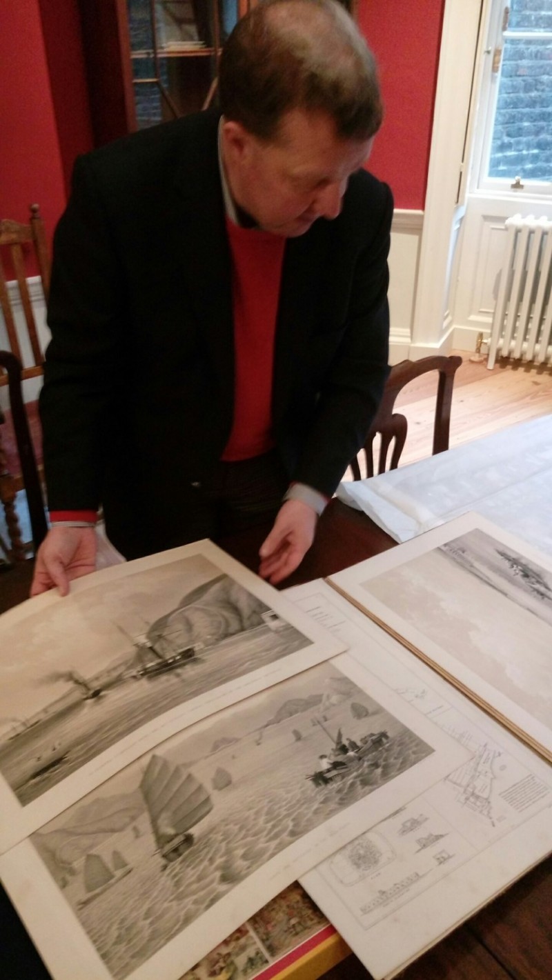 古書商Dr. Titus Boeder正在翻閱其收藏的西洋版畫。（作者攝於倫敦Maggs Bros. Ltd.，2018）