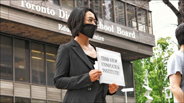 趙琪為了到加拿大「孔子書院」教書，簽下具禁練法輪功條款的合約，一年過後向加拿大政府提起訴訟，聲稱信仰遭到歧視。（嘉義國際藝術影展提供）