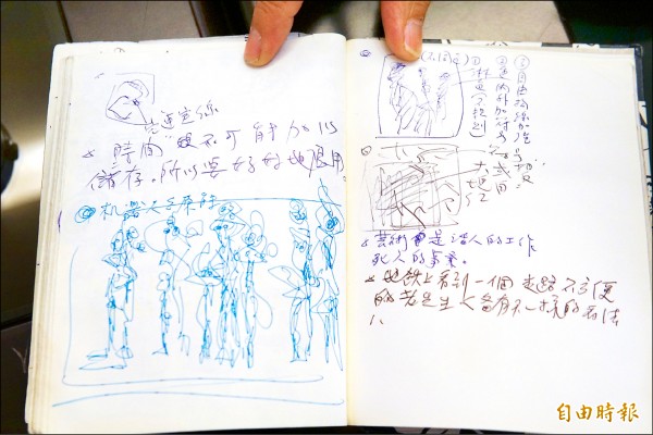 吳炫三靠隨手記筆記的習慣，留下稍縱即逝的靈感。（記者何宗翰攝）