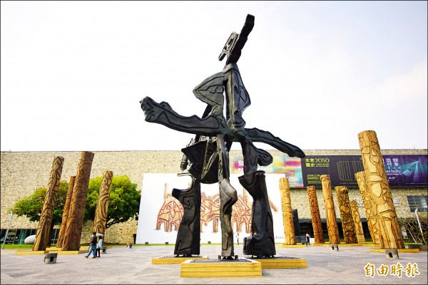 吳炫三希望透過大型雕塑，與更多人分享藝術感動。（記者何宗翰攝）