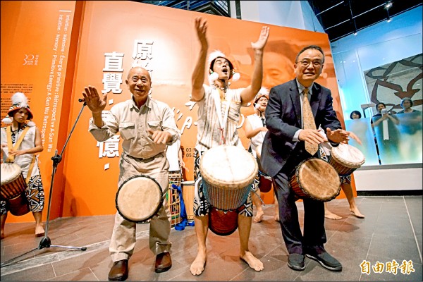 吳炫三（左一）的作品充滿音樂性，非洲手鼓也是他喜歡的樂器之一。（記者何宗翰攝）