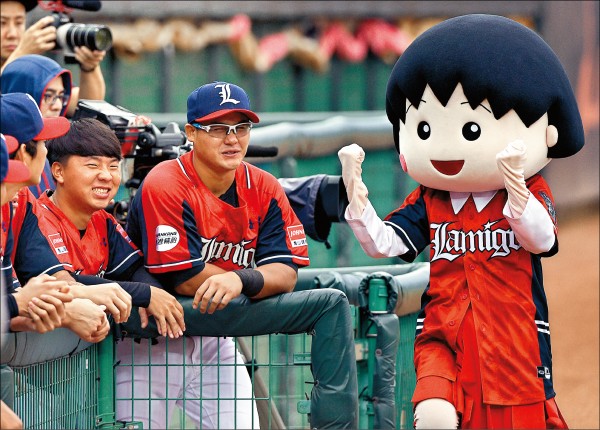 日本動畫《櫻桃小丸子》廣受大人小孩歡迎，還曾為中職開球。（資料照）