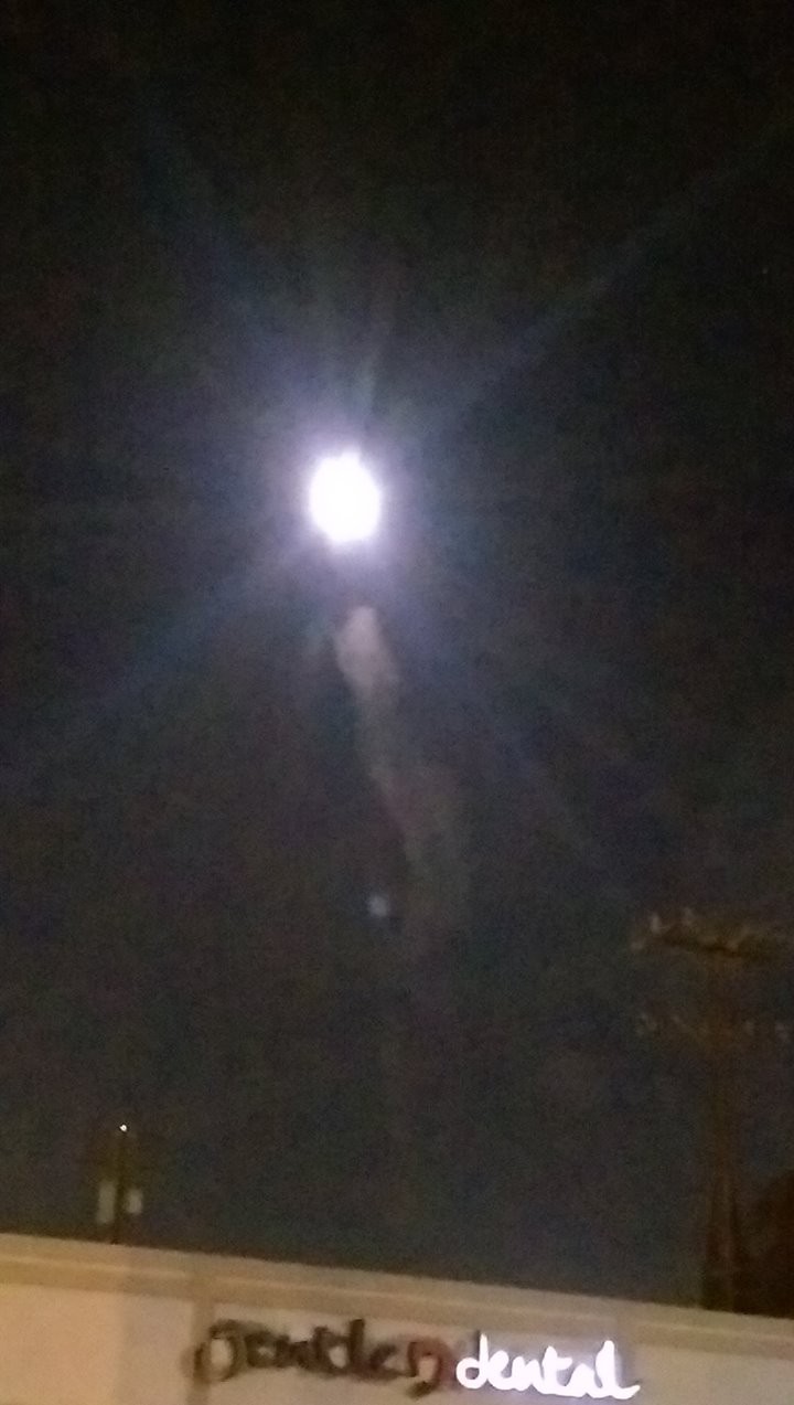 想知道那朵怪雲離我有多近，這張相距離上一張50米，但它仍然在同一地方。我基本上環繞住那朵雲走。