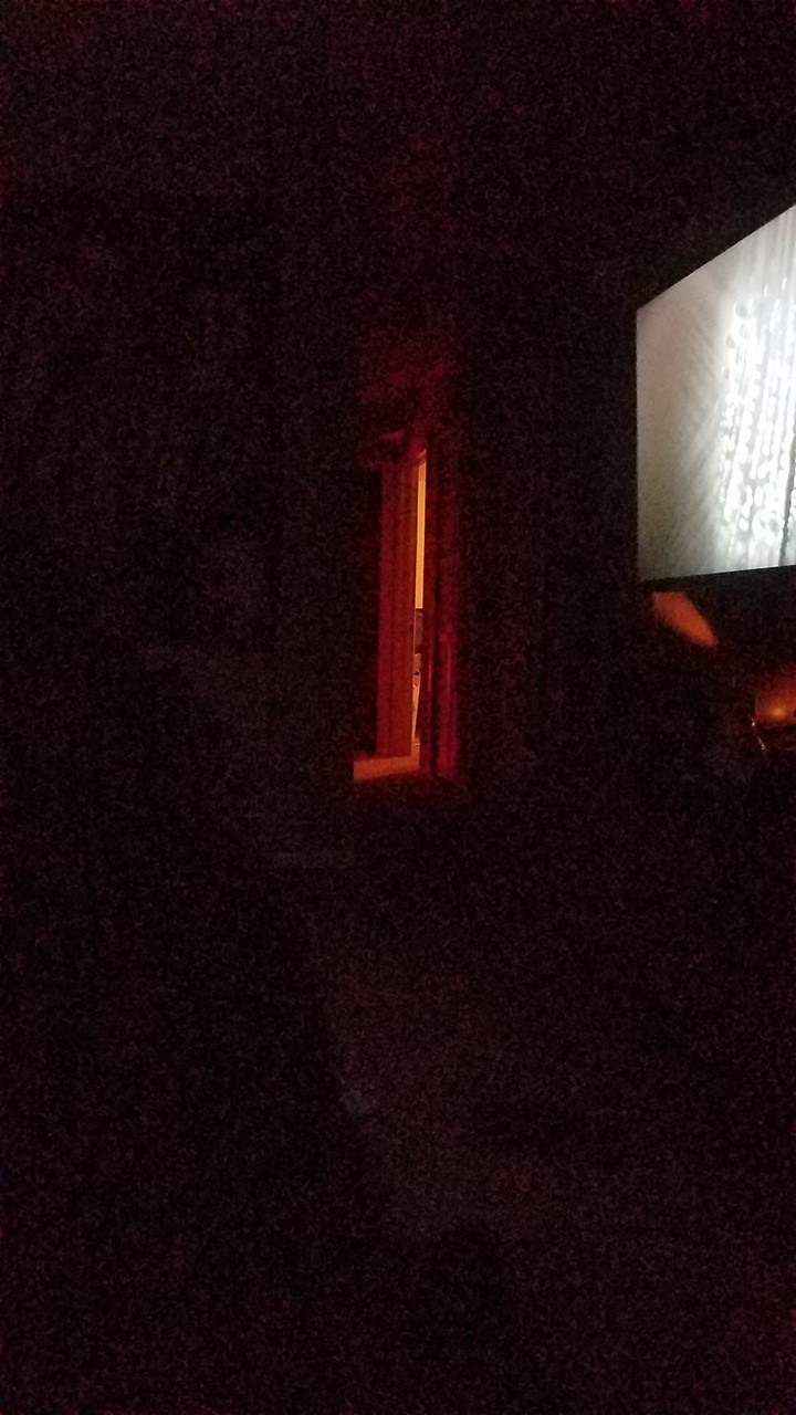 恐懼鳥》讓你困在房裡無處可逃的詭異怪光—加州紅光事件