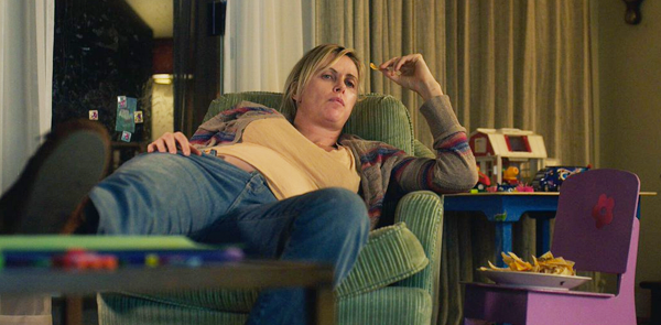 《厭世媽咪日記》描述一名母親過勞的厭世狀態。（圖：Bron Studios）