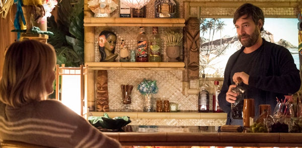 瑪蘿的弟弟在家中的Tiki Bar調酒。（圖：Bron Studios）