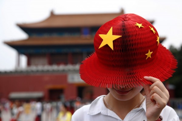 中國的愛，就如分屍魔的愛，先利誘軟騙、強迫硬逼，強求「一家親」，但求愛不成，就怒而殺之，還切割分屍滅跡...，這種愛簡直超恐怖！（彭博）