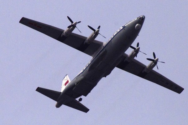 中國出動軍機軍艦繞台灣四週空域、海域，威脅台灣，甚至還放話要「武統」台灣。先亮刀威脅、威脅不成，得不到，就要以殘酷暴烈的毀掉，這種行徑與殺人分屍魔何殊？圖為中國「運-8」軍機。（美聯社）