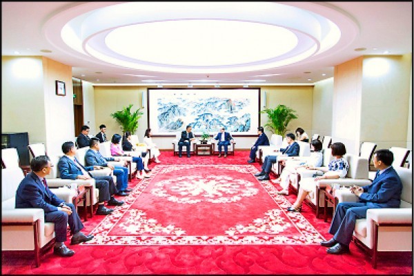 國民黨10名立委組成的訪中團，拜會中國國台辦主任劉結一，雙方共彈「九二共識」的基調。（圖取自中國國台辦官網）
