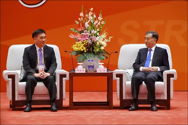 中國國民黨的副主席郝龍斌,還笑呵呵的在海峽論壇,憨憨的說不只是「兩岸一家親」,還是「兩岸一家人」。圖為郝龍斌(左)6日與中國全國政協主席汪洋(右)會面。(中央社) 中國國民黨的副主席郝龍斌,還笑呵呵的在海峽論壇,憨憨的說不只是「兩岸一家親」,還是「兩岸一家人」。圖為郝龍斌(左)6日與中國全國政協主席汪洋(右)會面。(中央社)