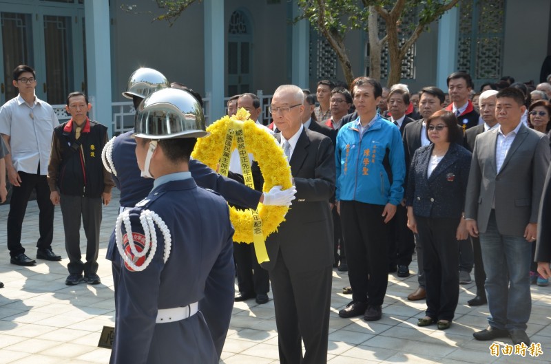中國國民黨主席吳敦義率黨內幹部到桃園慈湖謁陵時，應該把他們促統、被統、中華民國被消失的「豐功偉業」，說清楚講明白，以「告慰」兩蔣之靈。（資料照，記者許倬勛攝）