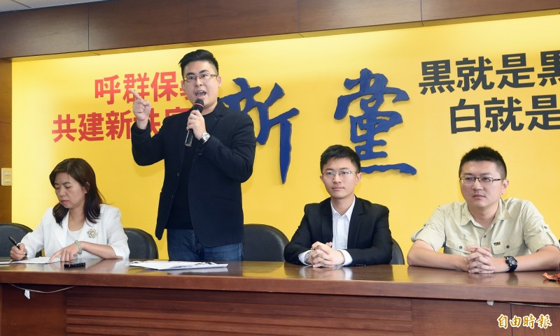 檢方依國安法起訴新黨青年軍王炳忠等人，中國國台辦再度「即刻救援」，批判台灣政府「喪心病狂」。圖為遭起訴的王炳忠（左二）、候漢廷（右二）、林明正（右一）召開記者會回擊檢方。（記者廖振輝攝）