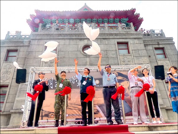 金門日前舉辦「胡璉將軍回顧展」,並在開幕中施放白鴿汽球。(資料照) 金門日前舉辦「胡璉將軍回顧展」,並在開幕中施放白鴿汽球。(資料照)
