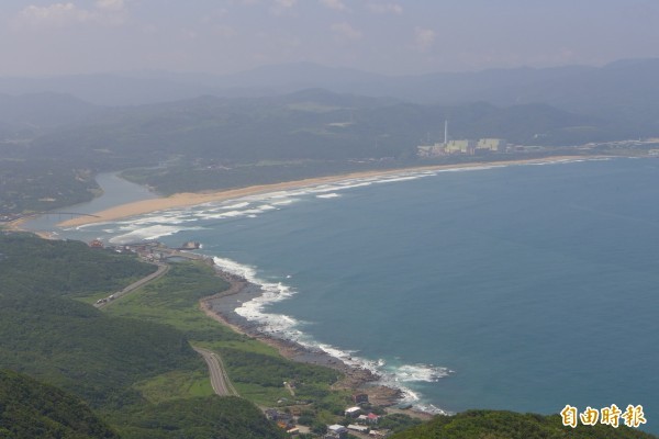 畫面右上角的核四廠位在東北角海岸，附近有著名的福隆沙灘和山海景緻。若照馬、江主張啟用，40年的使用年限，要到2058年底才除役。核廢何去何從？也暫存在新北市？那至少還要抗爭40年！（資料照）