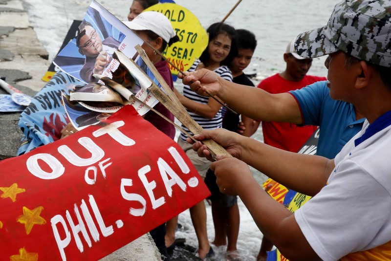 菲律賓獨立日當天，有30幾名漁民到中國駐菲大使館抗議，而同一天，菲國政府也終於迫於壓力，向中國大使館提出交涉。（AP）