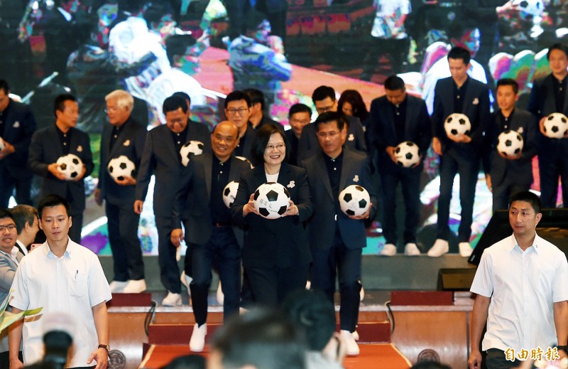 民進黨715全代會的主題是「改革，挺下一代」，比較像「解嚴後政黨」的調調。不過，改革不能只有口號，必須說到做到，有的改革即使今天、今年看不到開花結果，明天、明年及以後，會開什麼花結什麼果，也要讓大家知道，並接受挑戰！（記者方賓照攝）