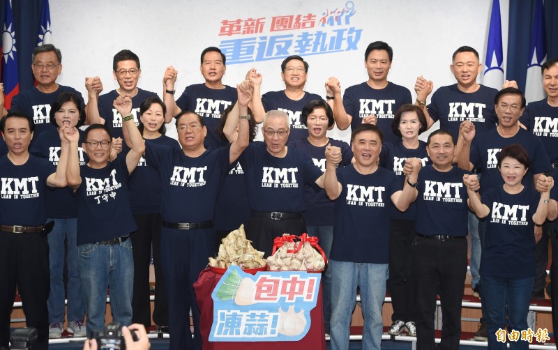 714造勢的國民黨真的名符其實就是「解嚴前的政黨」，服裝一色深藍，黨魁吳敦義帶頭喊的口號「再給國民黨一個機會」，給人感覺只有無趣加肉麻，直覺反問就是，再給你一個機會-回到解嚴前？別逗了，國民黨！（資料照，記者廖振輝攝）