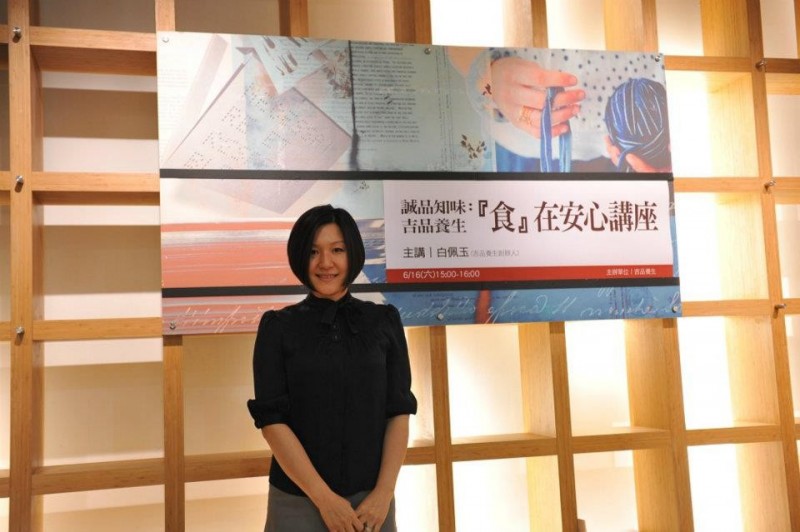 白蝦養殖本來就不需使用抗生素，但白佩玉小姐卻能無中生有、憑空杜撰，進而間接行銷其公司產品「無毒蝦」。（翻攝吉品養生無毒蝦臉書）