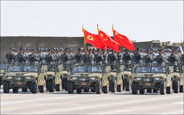 中國武力崛起,就像拎著一根榔頭的武夫,到處找釘子敲,硬敲猛打,胡搞瞎搞。(法新社檔案照) 中國武力崛起,就像拎著一根榔頭的武夫,到處找釘子敲,硬敲猛打,胡搞瞎搞。(法新社檔案照)
