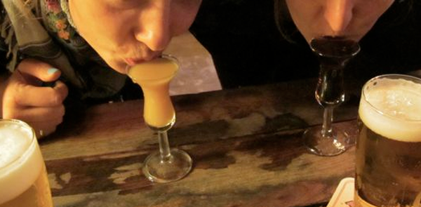 彎腰飲用裝到表面張力的Jevener。（圖：What\'s up with Amsterdam）