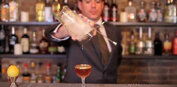 電影中Sasha Petraske調製的Gin & It。（圖：4th Row Films）