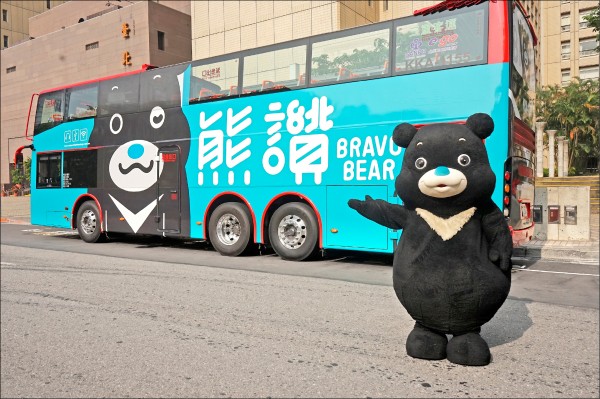 「海洋熊讚」在嘴部的造型上,設計一條四道彎折的曲線,貼在汽車車身看板上的圖像,感覺上,就是一隻生氣的「媽寶熊」。(資料照,北市觀光傳播局提供) 「海洋熊讚」在嘴部的造型上,設計一條四道彎折的曲線,貼在汽車車身看板上的圖像,感覺上,就是一隻生氣的「媽寶熊」。(資料照,北市觀光傳播局提供)