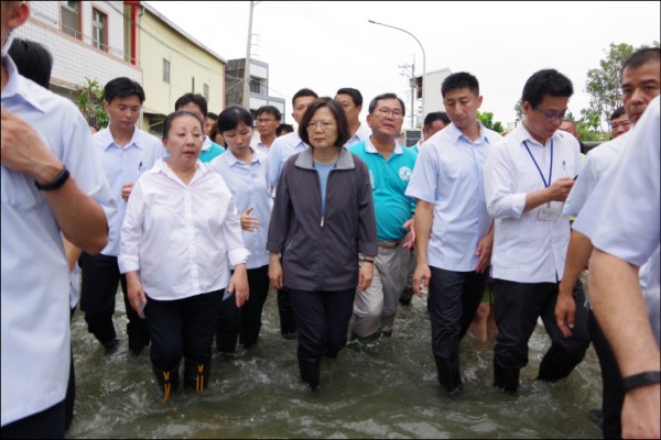 八二三水災，南台灣部分地區受創嚴重。在有心人士帶風向之下，官員前進災區，災民的不滿被無限放大，讓小英政府動輒得咎，陷入公關失分的危機。（資料照）