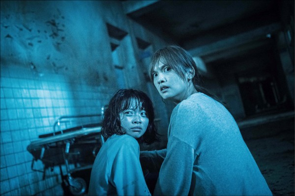 簡士耕編劇的《紅衣小女孩》，前兩集都在母女關係上打轉，凸顯世代焦慮。
（威視提供）