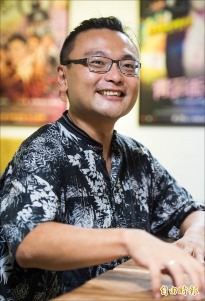 文化週報專訪編劇簡士耕。（記者黃耀徵攝）