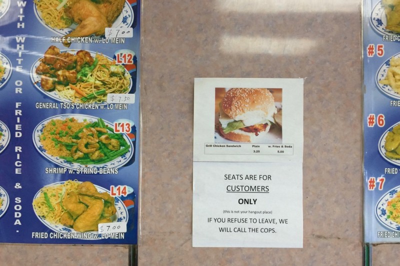 許多華人店家受夠了不肖黑人的騷擾，改採取比較強硬的措施。（圖：作者提供）