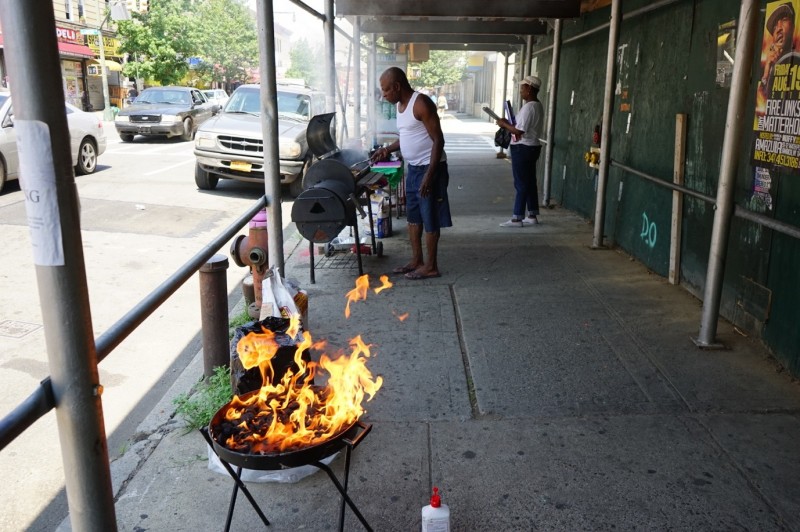 Flatbush的居民以來自加勒比海地區的黑人為主。牙買加美食Jerk Chicken常可以在街頭看見。（圖：作者提供）