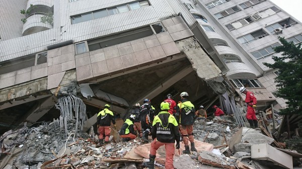 在臺灣，不同災害由不同單位管理，緊急應變危機屢現。圖為花蓮大地震。（新竹縣消防局提供）