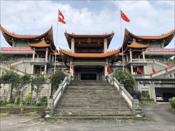 在一中政治正確下,連在台灣揮舞五星級,都必須捍衛其言論自由。遂至有彰化縣的「碧雲禪寺」淪為「五星共產廟」,引起「紐約時報」注意而顯著報導的荒謬絕倫事態。(資料照) 在一中政治正確下,連在台灣揮舞五星級,都必須捍衛其言論自由。遂至有彰化縣的「碧雲禪寺」淪為「五星共產廟」,引起「紐約時報」注意而顯著報導的荒謬絕倫事態。(資料照)