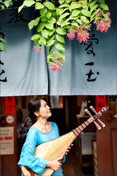 琵琶樂手鍾玉鳳突破傳統國樂成規，和藍調、爵士、西方古典對話。
（大大樹音樂圖像提供）