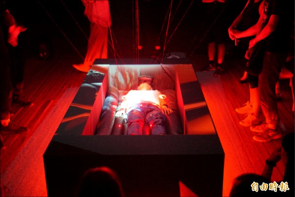 台灣新媒體藝術團隊NAXS Corp.的「XR-XATA躰－01」為沈浸式的音像體驗作品。（記者何宗翰攝）