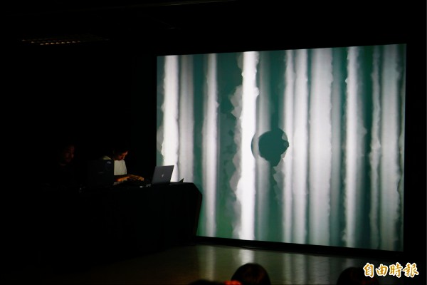 日本藝術家比嘉了、國本怜用電腦繪圖做出水墨畫的渲染感。（記者何宗翰攝）