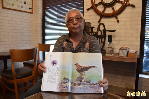 台灣生態水彩畫家楊恩生（圖中持畫者）說，台大森林系碩士生陳韋廷上網查資料，才驚見中國畫家劉筱青偷盜自己的畫作，回想當初曾指導劉，但沒想到卻被後輩反咬一口，希望還原真相，導正藝術圈正軌。（資料照）