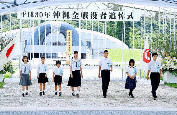 幾名當地初中生在沖繩縣絲滿市「和平祈念公園」獻花,追悼二戰時期沖繩的死難者。(法新社檔案照) 幾名當地初中生在沖繩縣絲滿市「和平祈念公園」獻花,追悼二戰時期沖繩的死難者。(法新社檔案照)