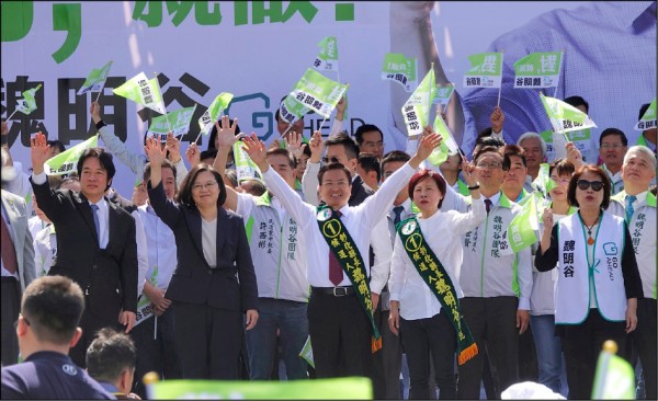 這場地方選戰是蔡英文的「期中考」,檢驗她的是台灣所有的選民,挑戰她的是對手國民黨,「課外題」則來自中國的干擾,北京可能會在考場內出假考題,在考場外鳴噪音,或者當槍手幫她的對手作弊。(資料照) 這場地方選戰是蔡英文的「期中考」,檢驗她的是台灣所有的選民,挑戰她的是對手國民黨,「課外題」則來自中國的干擾,北京可能會在考場內出假考題,在考場外鳴噪音,或者當槍手幫她的對手作弊。(資料照)