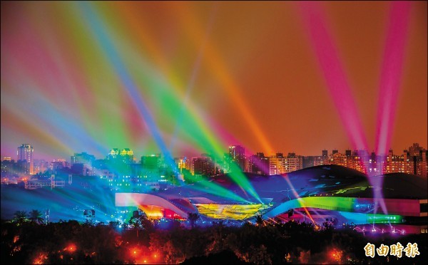 靠著愛河整治、高雄國家體育場、高雄巨蛋、高雄市立圖書館總館、衛武營藝術文化中心、海洋流行音樂中心等而來，高雄經濟幸而小有補救，但這些哪一様是國民黨市長蓋的？（本報資料照）