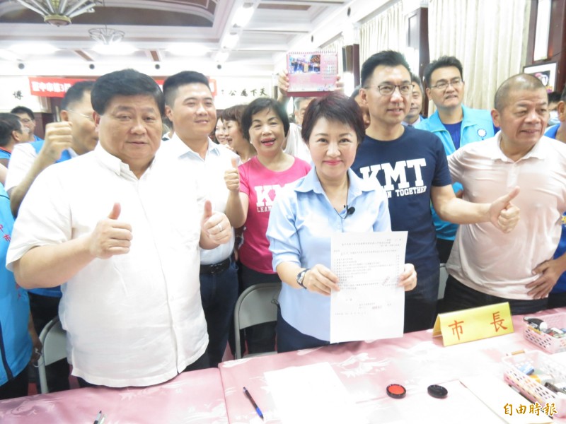 回頭看盧秀燕到台中州廳登記參選那天，與盧秀燕一同進場登記的，左手邊是紅派大老張清堂前台中縣議長，她右手邊是黑派大老顏清標前副議長。（資料照）