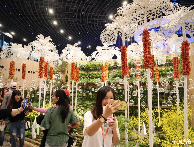 博后里園區的「花舞館」，花團錦簇，遊客爭相拍照留念。（資料照）