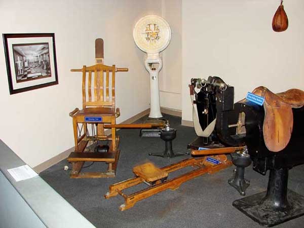 如果還是覺得清腸不夠，還可以坐上他特製的搖擺椅（左），他相信這搖擺椅提供的劇烈搖擺，可以強制大腸蠕動，甚至還可以配合進行通電的水療。（圖片來源：gizmodo.com）