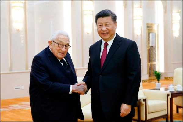 尼克森時代奠定美中關係架構的季辛吉,在兩國關係生變之際赴中會見習近平,據傳季辛吉與中國友人會面時稱:「美中關係再也回不去了。」(法新社) 尼克森時代奠定美中關係架構的季辛吉,在兩國關係生變之際赴中會見習近平,據傳季辛吉與中國友人會面時稱:「美中關係再也回不去了。」(法新社)