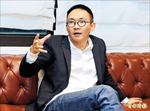 台灣盛產僑生導演，前有蔡明亮，昨有趙德胤，今有何蔚庭（廖振輝／攝影），他們的共同特質都是堅持美學，勇敢逐夢，都在藝術殿堂為台灣闖出傲人名號。