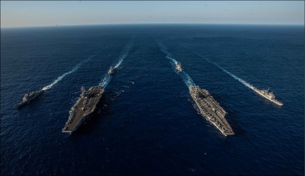 美軍「雷根號」和「史坦尼斯號」航空母艦打擊群,在菲律賓海進行雙航艦操演。這樣的軍事行動,矛頭無疑是對準積極在南海軍事化的中國。(圖取自雷根號航空母艦臉書) 美軍「雷根號」和「史坦尼斯號」航空母艦打擊群,在菲律賓海進行雙航艦操演。這樣的軍事行動,矛頭無疑是對準積極在南海軍事化的中國。(圖取自雷根號航空母艦臉書)